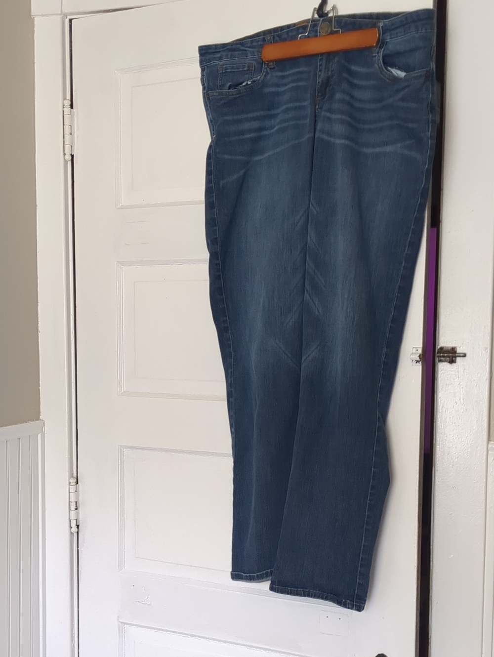 Kut from the Kloth Classic Straight Leg Jeans in Medium Blue